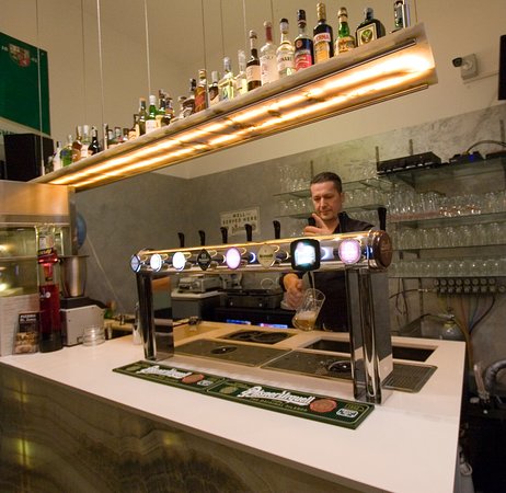 Il barman al banco