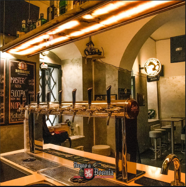 Il banco con le otto spine della birreria