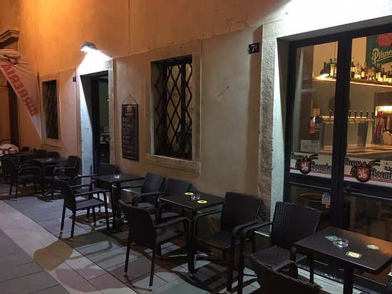 Tavoli all'aperto in Via delle Ombrelle